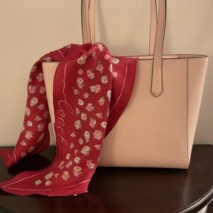 🌺 Coach Silk Diamond Scarf